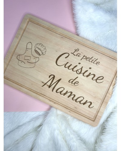 Planche à découper en bois gravée – La petite cuisine de maman – 30x20 cm
