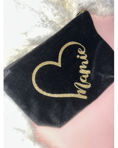 Trousse noire en velours « Mamie » dans un cœur – Élégante et pleine d’amour