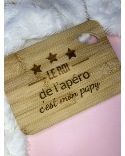 Planche apéro en bois de bambou 20 × 15 cm « Le roi de l’apéro, c’est mon papy »